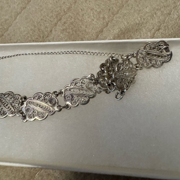 Antique sterling silver filigree bracelet with safety chain - Picture 2 of 8